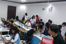 Como cierre, se realizó una competencia por equipos en la que los estudiantes pusieron en práctica lo aprendido mediante retos de programación y control del robot, fortaleciendo habilidades como el trabajo colaborativo, la creatividad y la resolución de problemas.