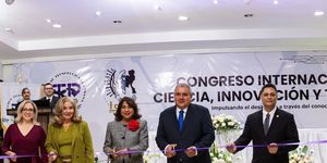 Corte de cinta celebrando apertura del congreso.