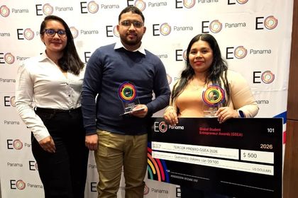 Ing. Adiz Acosta junto a los estudiantes Ivis García y Emmanuel Herrera.