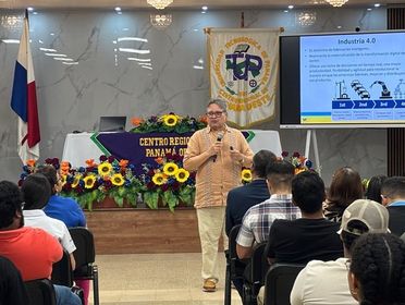 Dr. Humberto Álvarez Dicta Conferencia de Aplicación de Sistemas Informáticos 