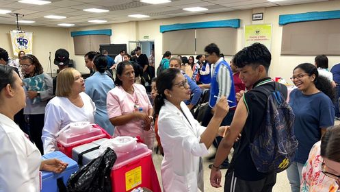 Estudiantes reciben atención Medica y vacunación por el MINSA y la CSS.