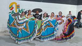Estudiantes panameñas lucen atuendos tipicos de Hidalgo, México. 