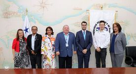 Autoridades presentes en la firma de convenio.