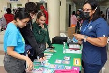 Estudiantes utepistas presentes en esta Feria de la Salud.