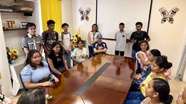 Estudiantes participan en la Entrega de Bono Navideños. 
