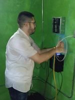 Los trabajos de conexión del sistema eléctrico de la casa comunal de la Estancia Centro, Corregimiento de San Juan De Dios, Distrito de Antón, fueron coordinados por el Ing. Luis Mogollón, Co – Investigador del proyecto.