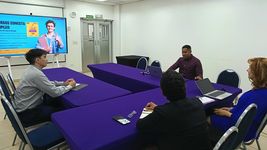 Participantes de la reunión sentados a la mesa discutiendo proyectos de movilidad.