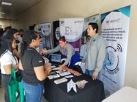 Durante la jornada, los participantes tuvieron la oportunidad de participar en mesas de diálogo, presentaciones y sesiones de networking.