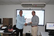 Entrega de certificados a los expositores 