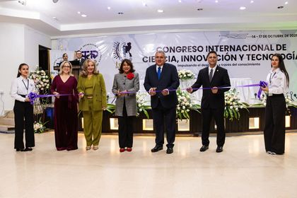 Corte de cinta celebrando apertura del congreso.