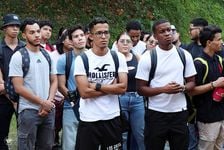 Estudiantes de la FIM observando la Mariposa Solar.