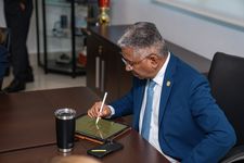 El secretario de la Senacyt toma apunte de los proyectos presentados.
