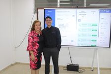 Estudiante Rafael Morales junto a  Ing. María Y. Tejedor M. de Fernández, Asesor 