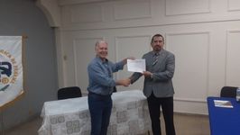 El expositor de la conferencia internacional, Ing. Jorge Augusto González, recibió un certificado en calidad de expositor, de manos del Dr. Félix Henríquez, director del CINEMI.