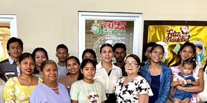 Estudiantes en la entrega de Bonos Navideños 