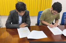 Estudiantes Seleccionados firman convenio de becas. 
