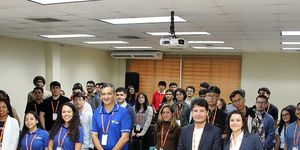 Grupo de estudiantes y conferencista que forman parte del TechX