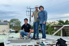 El proyecto académico consistente en el diseño e implementación de tres estaciones de carga para dispositivos USB alimentada con energía solar fotovoltaica, como parte del curso Conversión de Energía I, impartido durante el segundo semestre de 2025. 