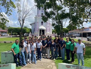 La agrupación estudiantil DOBRO STG UTP del Centro Regional de Veraguas llevó a cabo un conversatorio estudiantil titulado "La importancia de preservar el ambiente" en el Parque Municipal de Atalaya, el 28 de junio.