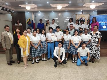 Estudiantes de la FCyT presentan Foro Two Languages 