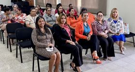 Autoridades participan de la Charla de Empoderamiento de la Mujer. 