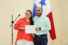 La Mgtr. Tatiana Salgado entregó los certificados a los expositores.