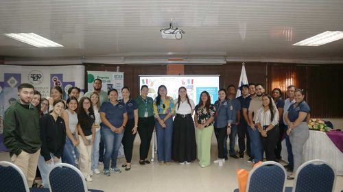 Realizan en el Centro Regional de Azuero el seminario “Hacia un Campus Sostenible: Modelo de Residuos y Huellas Ecológicas”, con la participación de la Dra. Dafni Mora, Profesora e Investigadora de la Facultad de Ingeniería Mecánica, como expositora.