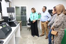 Autoridades de la UTP viendo todos los nuevos equipos del laboratorio.