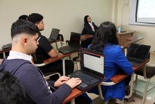 Estudiantes participan de talleres prácticos. 