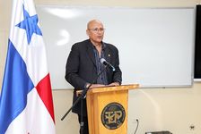 El decano de la FIM, Dr. Orlando Aguilar dio la bienvenida a los estudiantes del diplomado.