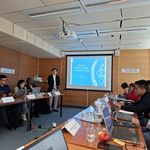 Oficial Técnico Seungho Yu explicando tecnología E-Beam.