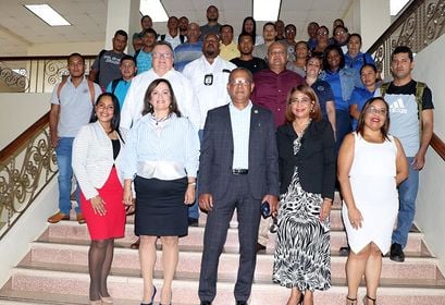 Autoridades de la UTP junto a estudiantes matriculados en el Centro Tele Educativo Víctor Levi Sasso.