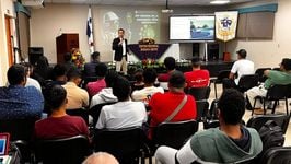 Estudiantes participan de la Conferencias en la Semana de la Ingeniería.  