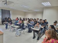 Estudiantes que asistieron a la conferencia