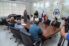 La directora Nacional de Extensión, Mgrt. Teresa Rowe explica los objetivos y beneficios del convenio.