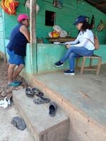 Sugey Angulo, estudiante tesista del proyecto le realiza una encuesta a una residente de El Macano – Chibrical, durante una gira de trabajo a esa comunidad.