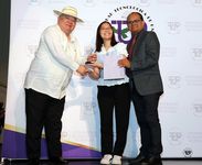 Dr. Omar Aizpurúa, entrega reconocimiento a estudiante.