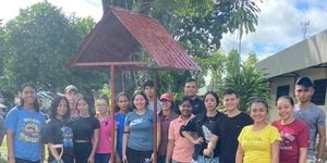 Estudiantes de I Año de la Licenciatura en Logística y Transporte Multimodal del Centro Regional de Veraguas donaron un pozo hecho con materiales reciclables, el 15 de julio.