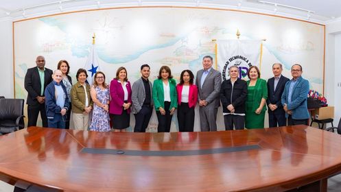 Bethancourt y Cisneros fueron recibidos por las autoridades universitarias, encabezadas por la rectora Ing. Ángela Laguna, y acompañados por la Ing. Cecibel Castrellón, directora de Gestión y Transferencia del Conocimiento