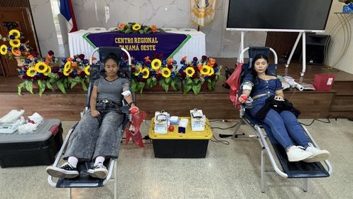 Estudiantes participan en la donación de sangre 