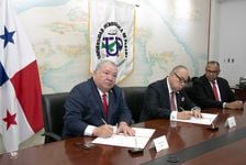 Firma del convenio entre la UTP y la CSS.