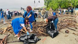 Durante la jornada de limpieza de playa organizada por la Gobernación de Chiriquí.