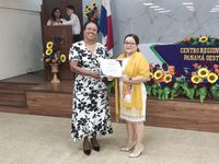 Mgtr. Itzel Loo, subdirectora Académica, entrega certificado a Mgtr. Marlene Guzmán. 