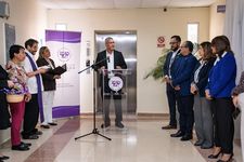 El Mgtr. Ricardo Benítez del Centro de Lenguas habla sobre las bondades del elevador para los usuarios.