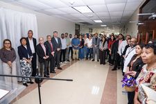 Autoridades y personal de la UTP asisten a la inauguración del elevador de Postgrado.