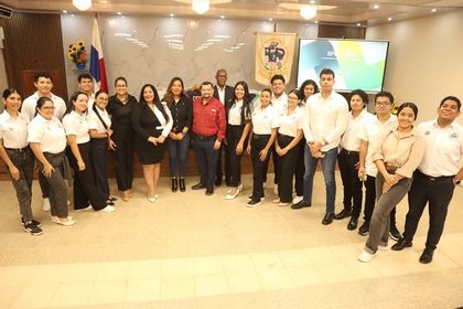 Estudiantes de la FII organizadores de la Conferencia  