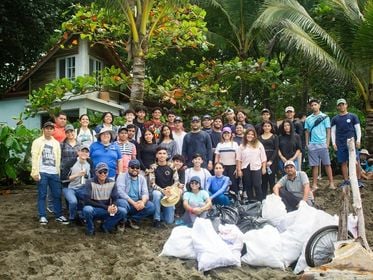 En el marco de la VIII Feria Ecoturística y de Conservación de la Tortuga Marina 2024, la agrupación estudiantil DOBRO STG UTP del Centro Regional de Veraguas lideró la realización de una limpieza de la playa Mata Oscura, el 15 de septiembre. Créditos: Kenel Rodríguez.