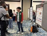 Estudiante Iván Bonilla, durante la exposición de posters.