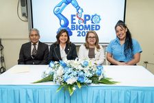 Autoridades universitarias y la presidenta del EXPOBIOMED 2025.