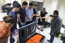 El Dr. Jorge Quijada-Alarcón explicando proyectos en el laboratorio.